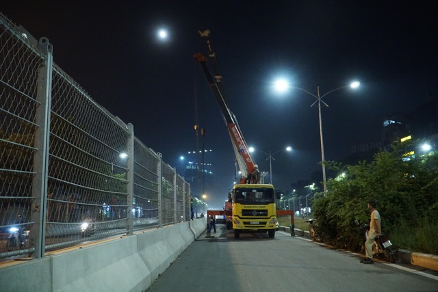 Hà Nội: Công nhân xuyên đêm tháo dỡ hàng rào đường đua F1 - 8