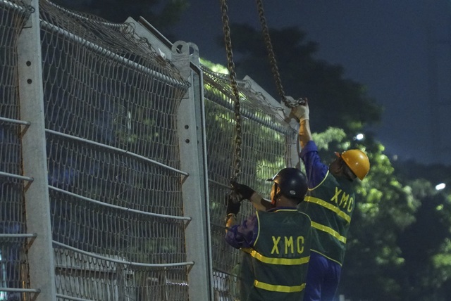 Hà Nội: Công nhân xuyên đêm tháo dỡ hàng rào đường đua F1 - 9