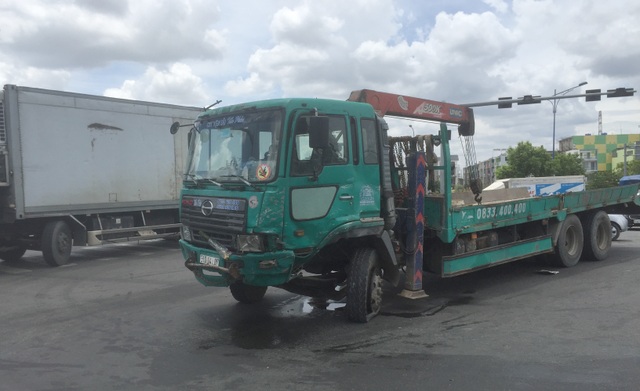Xe tải cẩu tông nhiều phương tiện, 5 người bị thương - 1 Xe tải cẩu tông nhiều phương tiện, 5 người bị thương - 1