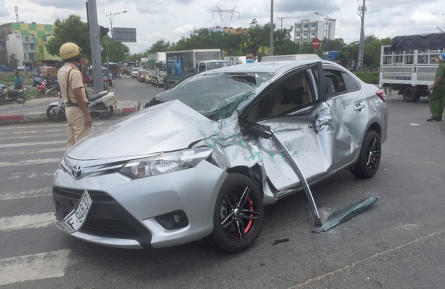 Xe tải cẩu tông nhiều phương tiện, 5 người bị thương - 2 Xe tải cẩu tông nhiều phương tiện, 5 người bị thương - 2