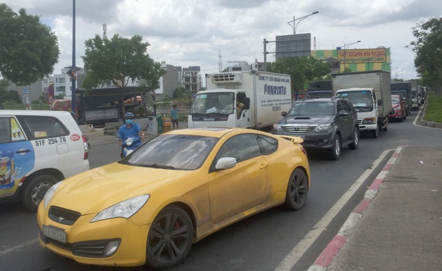 Xe tải cẩu tông nhiều phương tiện, 5 người bị thương - 5 Xe tải cẩu tông nhiều phương tiện, 5 người bị thương - 5