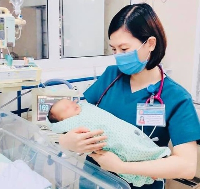 Bé sơ sinh bị bỏ rơi 3 ngày giữa trời nắng tiến triển tốt - 2 Bé sơ sinh bị bỏ rơi 3 ngày giữa trời nắng tiến triển tốt - 2