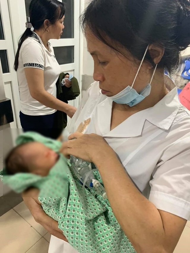 Hành trình cứu bé sơ sinh bị bỏ rơi ở hố ga giữa trời nắng nóng - 1 Hành trình cứu bé sơ sinh bị bỏ rơi ở hố ga giữa trời nắng nóng - 1