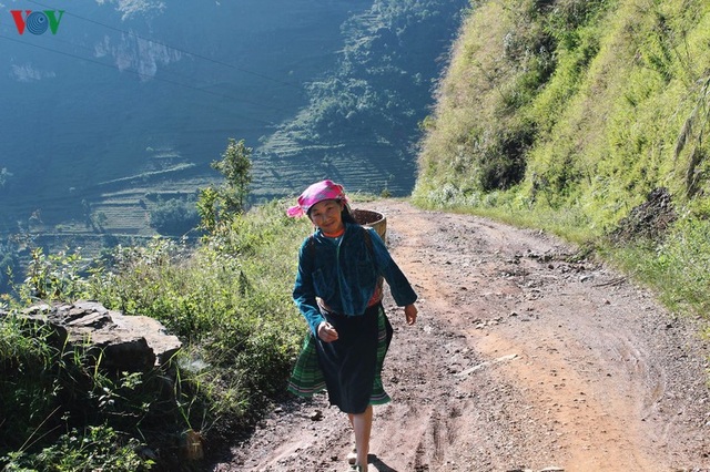 Người dân tộc thân thiện, mến khách nơi cao nguyên đá Hà Giang - 4