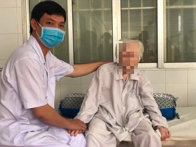 Cụ bà 103 tuổi bị hở van tim, té gãy xương đùi được thay khớp thành công - 1 Cụ bà 103 tuổi bị hở van tim, té gãy xương đùi được thay khớp thành công - 1