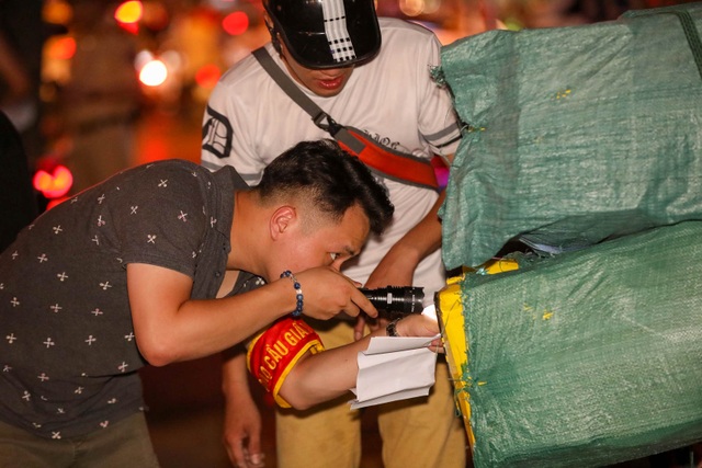 Tổ công tác “nắm đấm thép” của Công an Hà Nội xử phạt vi phạm giao thông - 5 Tổ công tác “nắm đấm thép” của Công an Hà Nội xử phạt vi phạm giao thông - 5