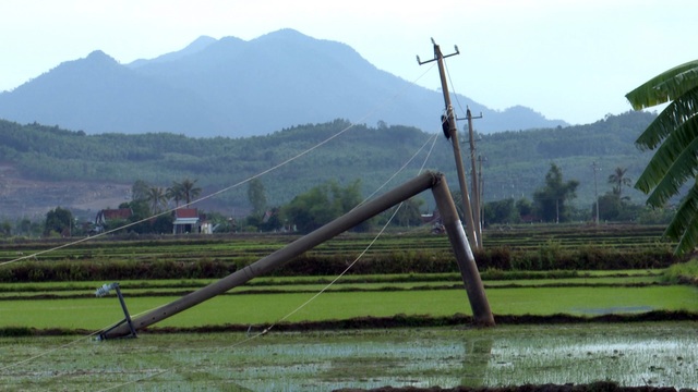 Lốc xoáy làm 80 ngôi nhà tốc mái, hàng chục ngàn hộ dân mất điện - 5 Lốc xoáy làm 80 ngôi nhà tốc mái, hàng chục ngàn hộ dân mất điện - 5
