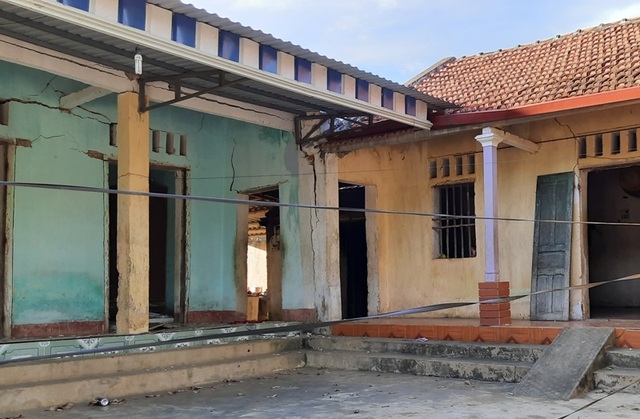 Đất vỡ toác, sụt lún bất thường khiến người dân hoang mang - 5 Đất vỡ toác, sụt lún bất thường khiến người dân hoang mang - 5
