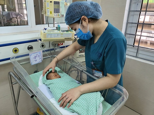 Lo ngại bé sơ sinh bị bỏ rơi giữa trời nắng nóng 40 độ tổn thương mắt, tai - 2 Lo ngại bé sơ sinh bị bỏ rơi giữa trời nắng nóng 40 độ tổn thương mắt, tai - 2