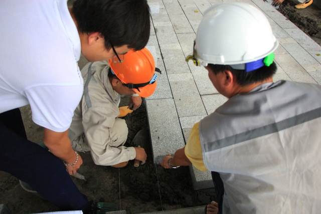 Vỉa hè hồ Gươm được thay áo mới - 7 Vỉa hè hồ Gươm được thay áo mới - 7
