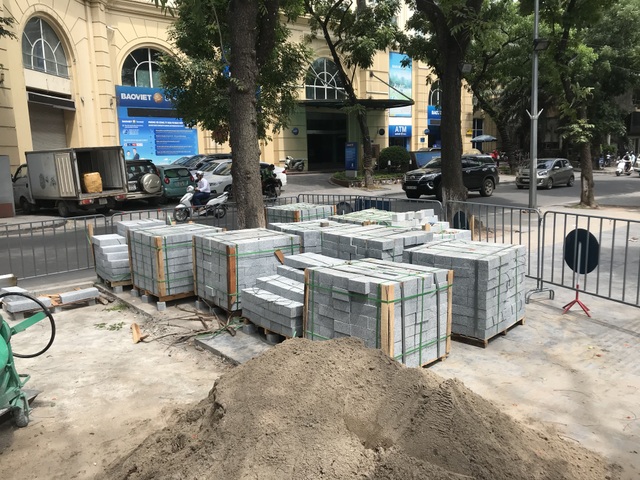 Vỉa hè hồ Gươm được thay áo mới - 2 Vỉa hè hồ Gươm được thay áo mới - 2