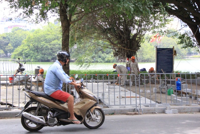 Vỉa hè hồ Gươm được thay áo mới - 11 Vỉa hè hồ Gươm được thay áo mới - 11