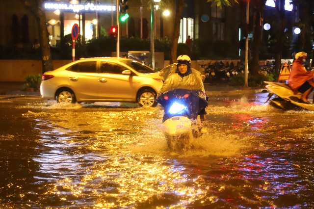 Nhiều tuyến phố ở Hà Nội ngập sâu sau cơn mưa rào - 6 Nhiều tuyến phố ở Hà Nội ngập sâu sau cơn mưa rào - 6