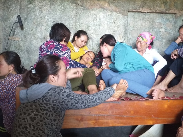 Con tôi phải nằm một mình lạnh lẽo trong rừng, đau đớn quá! - 1 Con tôi phải nằm một mình lạnh lẽo trong rừng, đau đớn quá! - 1
