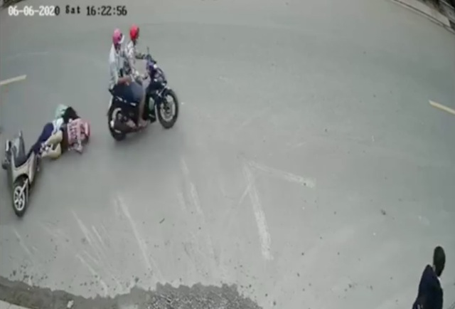 Bị giật điện thoại, 2 mẹ con ngã úp mặt xuống đường, chấn thương nặng - 1 Bị giật điện thoại, 2 mẹ con ngã úp mặt xuống đường, chấn thương nặng - 1