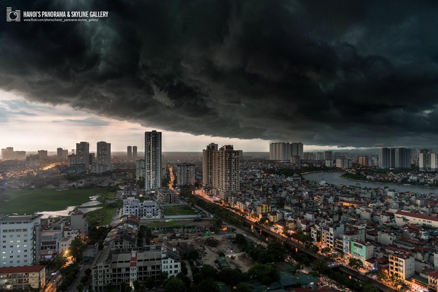 Nhiều tuyến phố ở Hà Nội ngập sâu sau cơn mưa rào - 2 Nhiều tuyến phố ở Hà Nội ngập sâu sau cơn mưa rào - 2