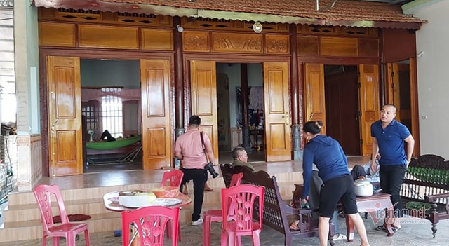 Nhặt được đá đỏ tiền tỷ, hộ dân Nghệ An nhận thêm tiền hỗ trợ Covid-19 - 1 Nhặt được đá đỏ tiền tỷ, hộ dân Nghệ An nhận thêm tiền hỗ trợ Covid-19 - 1