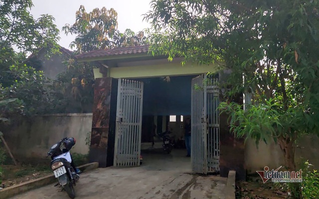 Nhặt được đá đỏ tiền tỷ, hộ dân Nghệ An nhận thêm tiền hỗ trợ Covid-19 - 2 Nhặt được đá đỏ tiền tỷ, hộ dân Nghệ An nhận thêm tiền hỗ trợ Covid-19 - 2