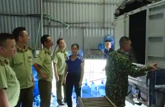 Vụ lấy nước mương thải đóng bình “tinh khiết”: Tiêu thụ cả ở các trường học - 3 Vụ lấy nước mương thải đóng bình “tinh khiết”: Tiêu thụ cả ở các trường học - 3