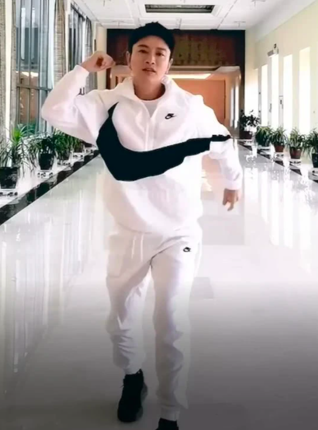 Giả Nãi Lượng nói gì trước tin đồn tái hợp vợ cũ Lý Tiểu Lộ? - 9 Giả Nãi Lượng nói gì trước tin đồn tái hợp vợ cũ Lý Tiểu Lộ? - 9