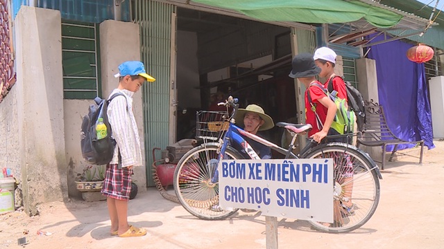 Cảm động người thợ cơ khí hàng ngày bơm vá xe miễn phí cho học sinh - 3