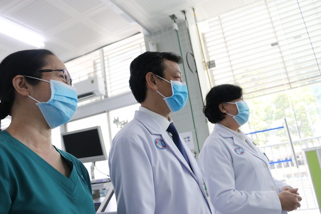 Phi công người Anh nhiễm Covid-19 đang được tập cai máy thở - 2 Phi công người Anh nhiễm Covid-19 đang được tập cai máy thở - 2