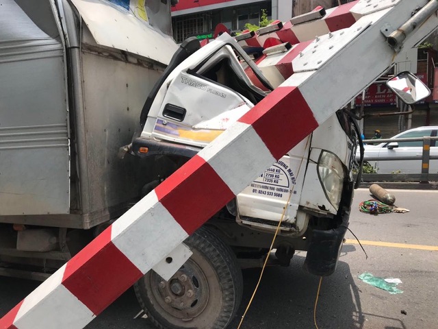 Xe tải đâm sập thanh hạn chế chiều cao cầu vượt Thái Hà, tài xế... bỏ đi - 7 Xe tải đâm sập thanh hạn chế chiều cao cầu vượt Thái Hà, tài xế... bỏ đi - 7