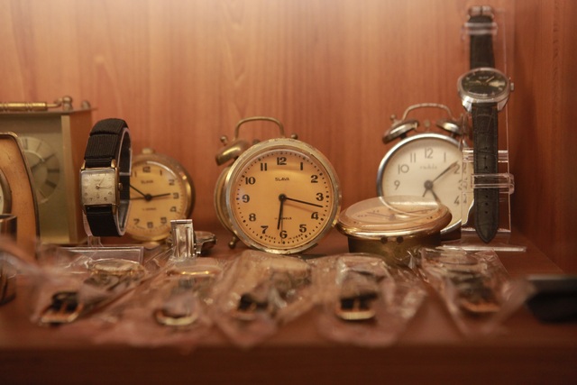 Bộ sưu tập đồng hồ cổ, có khả năng dự báo... bão tại Hà Nội - 9
