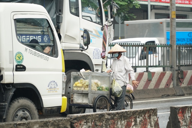 Mưu sinh trước đầu hung thần xa lộ, bất chấp nguy hiểm - 3 Mưu sinh trước đầu hung thần xa lộ, bất chấp nguy hiểm - 3