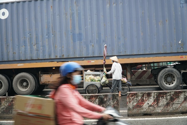 Mưu sinh trước đầu hung thần xa lộ, bất chấp nguy hiểm - 5 Mưu sinh trước đầu hung thần xa lộ, bất chấp nguy hiểm - 5