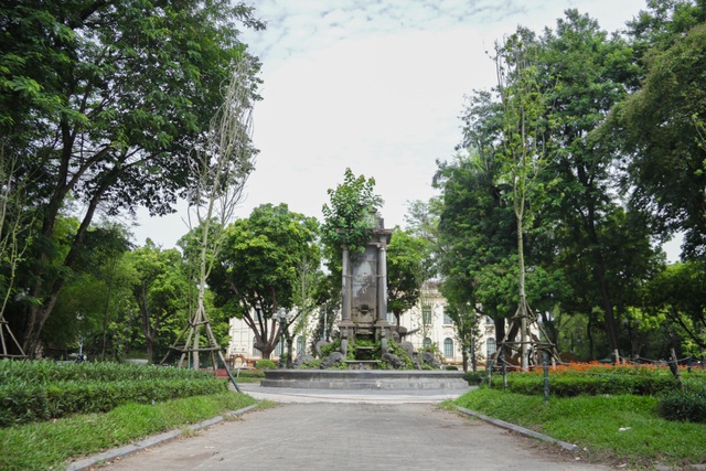 Đài phun nước cổ nhất Hà Nội đeo đai chống sập - 1 Đài phun nước cổ nhất Hà Nội đeo đai chống sập - 1