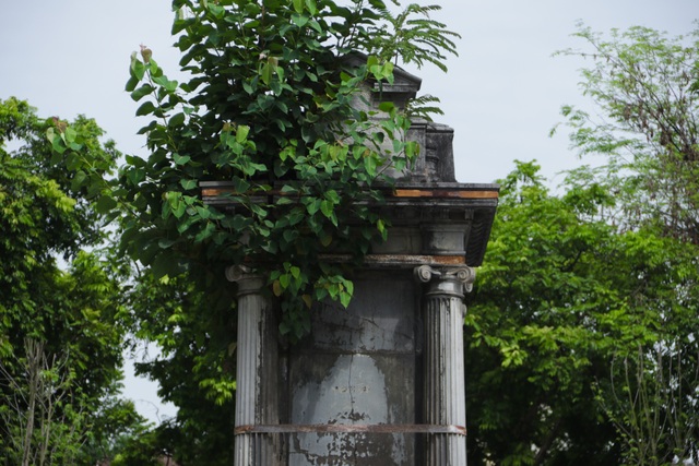 Đài phun nước cổ nhất Hà Nội đeo đai chống sập - 3 Đài phun nước cổ nhất Hà Nội đeo đai chống sập - 3