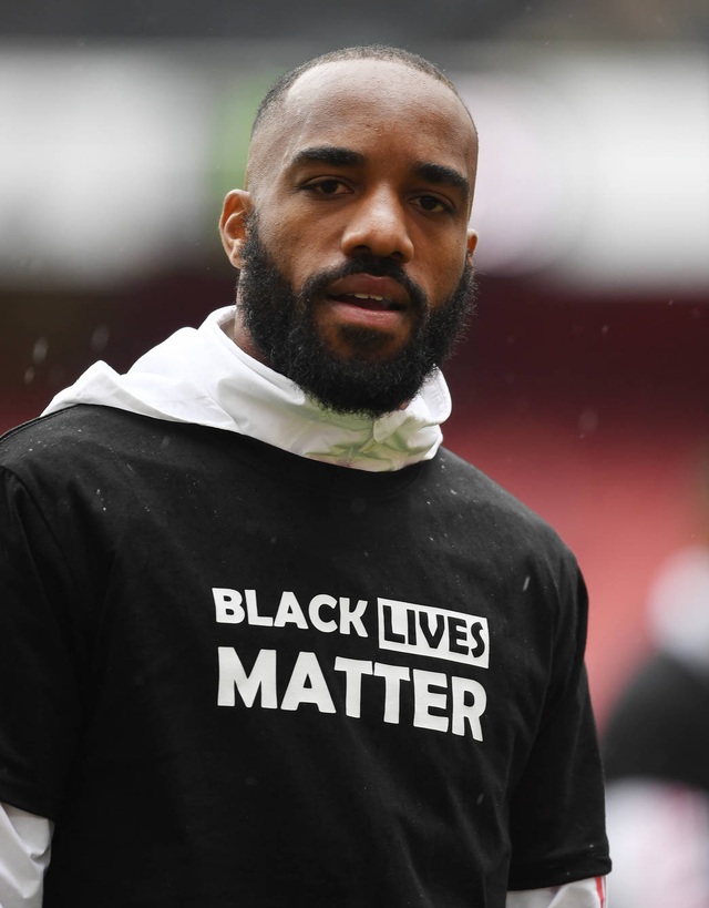 Premier League thay tên cầu thủ trên áo đấu bằng Black Lives Matter - 4
