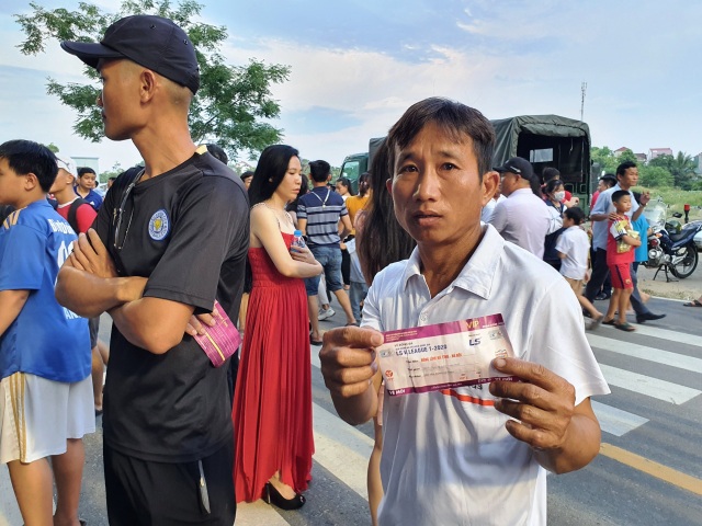 Hàng ngàn CĐV Hà Tĩnh bức xúc cầm vé trên tay không được vào sân - 6 Hàng ngàn CĐV Hà Tĩnh bức xúc cầm vé trên tay không được vào sân - 6