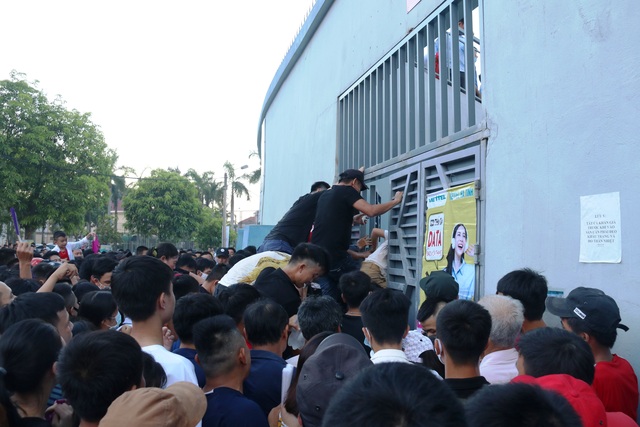Hàng ngàn CĐV Hà Tĩnh bức xúc cầm vé trên tay không được vào sân - 3 Hàng ngàn CĐV Hà Tĩnh bức xúc cầm vé trên tay không được vào sân - 3
