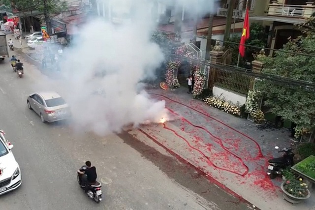 Ngay sau Tết, tình trạng buôn bán pháo gia tăng phức tạp - 2 Ngay sau Tết, tình trạng buôn bán pháo gia tăng phức tạp - 2