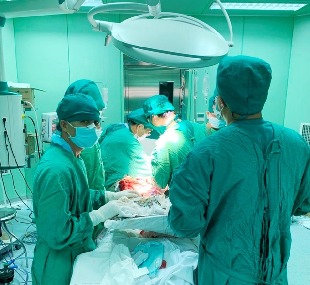 Bệnh viện Sóc Trăng: Cứu sống bệnh nhân bị vỡ phình động mạch chủ - 1 Bệnh viện Sóc Trăng: Cứu sống bệnh nhân bị vỡ phình động mạch chủ - 1