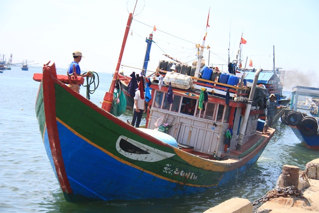 Quảng Ngãi: Tàu cá bị đâm chìm, 16 ngư dân rơi xuống biển - 1 Quảng Ngãi: Tàu cá bị đâm chìm, 16 ngư dân rơi xuống biển - 1