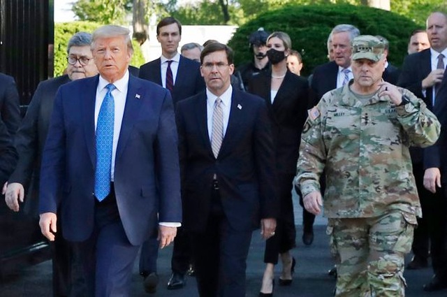 Tướng Mỹ hối tiếc vì tháp tùng ông Trump thăm nhà thờ giữa biểu tình - 1 Tướng Mỹ hối tiếc vì tháp tùng ông Trump thăm nhà thờ giữa biểu tình - 1