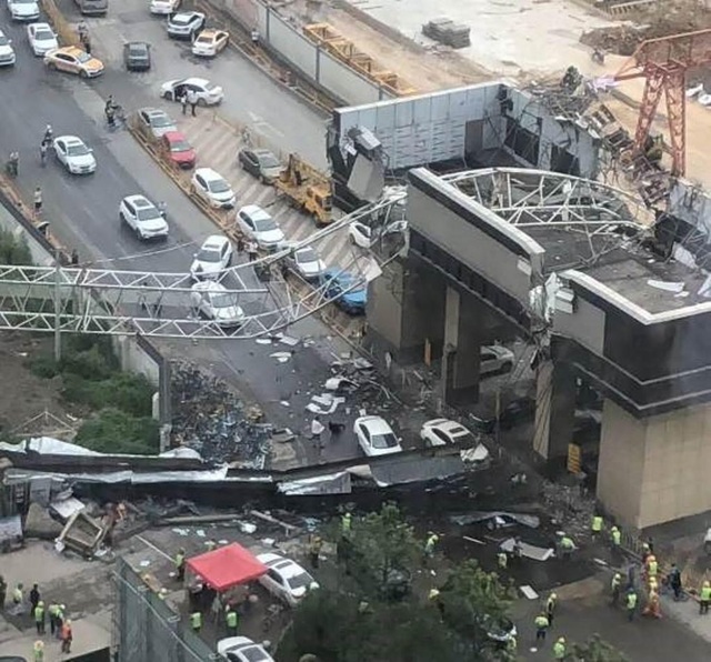 Cần cẩu đổ sập xuống đường cao tốc ở Vũ Hán, phá hủy một tòa nhà