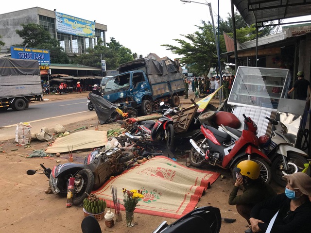 Vụ tai nạn 5 người chết: Tạm giữ tài xế xe tải - 1 Vụ tai nạn 5 người chết: Tạm giữ tài xế xe tải - 1