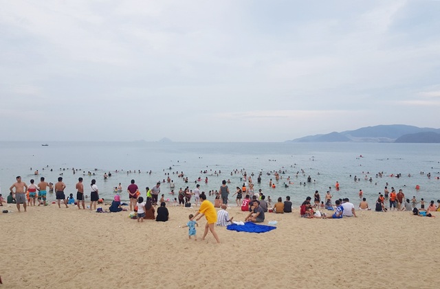 Nha Trang: Đổ xô đi tắm giải nhiệt, bãi biển đông nghẹt cuối tuần - 4 Nha Trang: Đổ xô đi tắm giải nhiệt, bãi biển đông nghẹt cuối tuần - 4