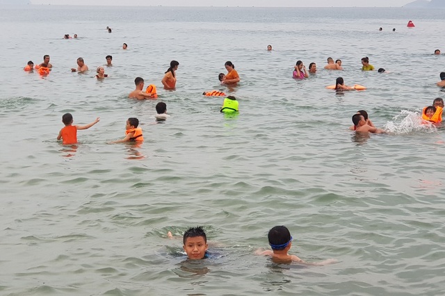 Nha Trang: Đổ xô đi tắm giải nhiệt, bãi biển đông nghẹt cuối tuần - 5