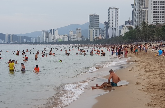 Nha Trang: Đổ xô đi tắm giải nhiệt, bãi biển đông nghẹt cuối tuần - 6