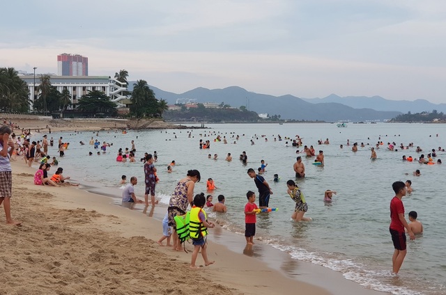 Nha Trang: Đổ xô đi tắm giải nhiệt, bãi biển đông nghẹt cuối tuần - 7 Nha Trang: Đổ xô đi tắm giải nhiệt, bãi biển đông nghẹt cuối tuần - 7
