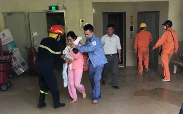 Cháy chung cư ở Hà Nội, giải cứu 4 người kẹt trong thang máy - 1 Cháy chung cư ở Hà Nội, giải cứu 4 người kẹt trong thang máy - 1