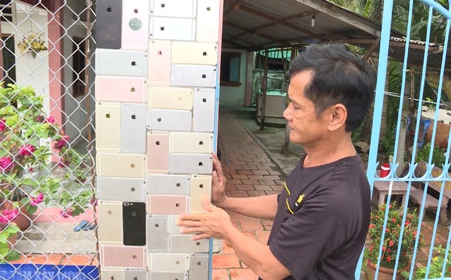 Cổng nhà được ốp bằng 2.000 vỏ điện thoại với chi phí hơn 200 triệu đồng - 2 Cổng nhà được ốp bằng 2.000 vỏ điện thoại với chi phí hơn 200 triệu đồng - 2