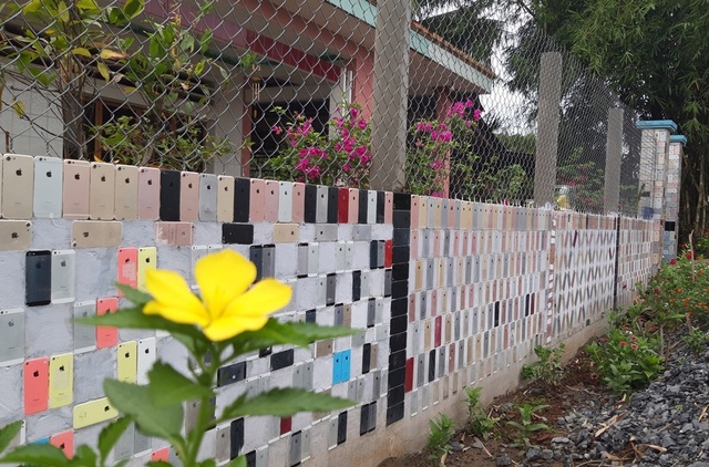 Cổng nhà được ốp bằng 2.000 vỏ điện thoại với chi phí hơn 200 triệu đồng - 1 Cổng nhà được ốp bằng 2.000 vỏ điện thoại với chi phí hơn 200 triệu đồng - 1