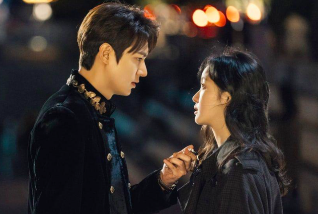 “Quân vương bất diệt” kết thúc với nụ hôn ngọt của Lee Min Ho và Kim Go Eun - 2 “Quân vương bất diệt” kết thúc với nụ hôn ngọt của Lee Min Ho và Kim Go Eun - 2