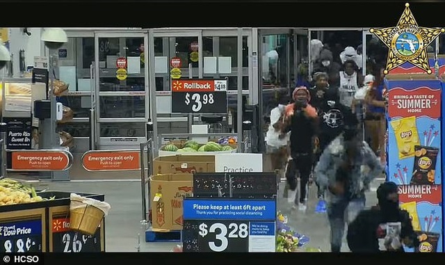 Video hàng trăm người lao vào siêu thị Mỹ hôi của - 2